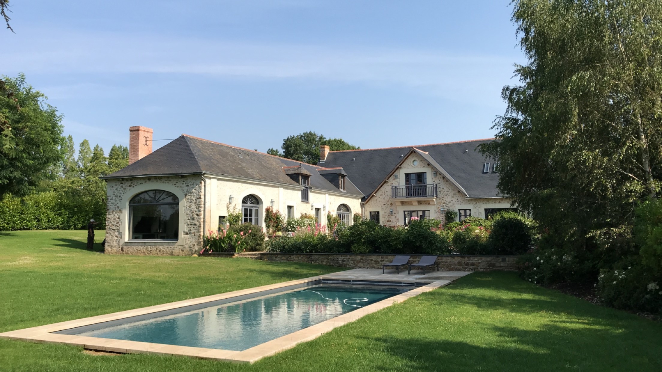 Jardin de maison de famille à la campagne