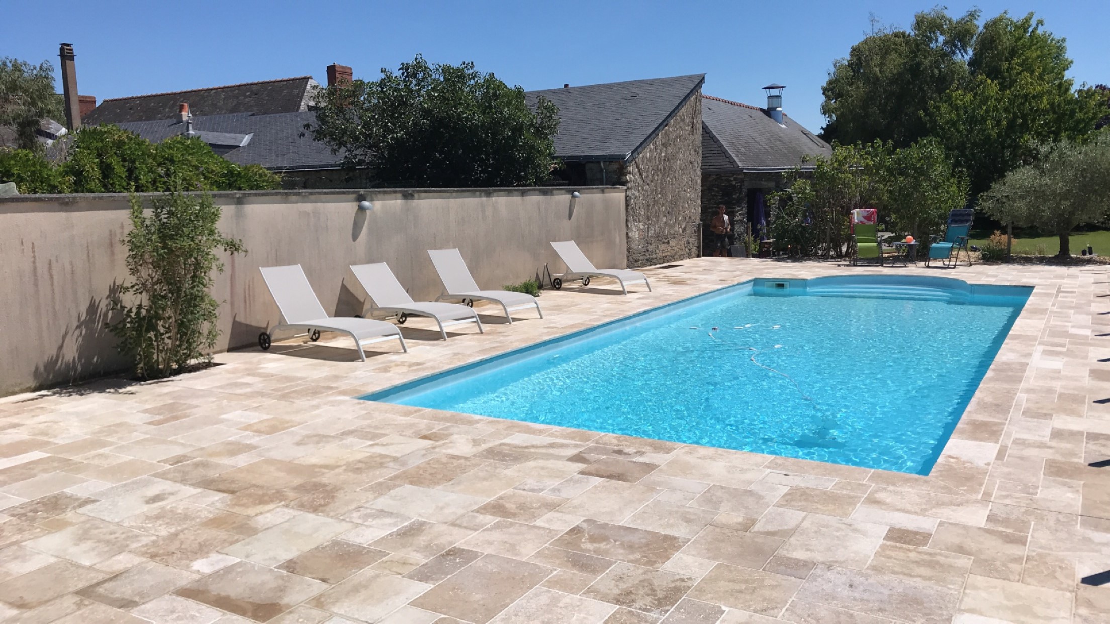 Terrasse de piscine en travertin opus
