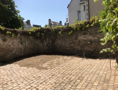 Cour en vieux pavés de rue