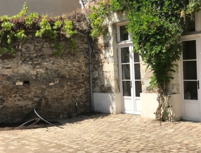 Cour en vieux pavés de rue