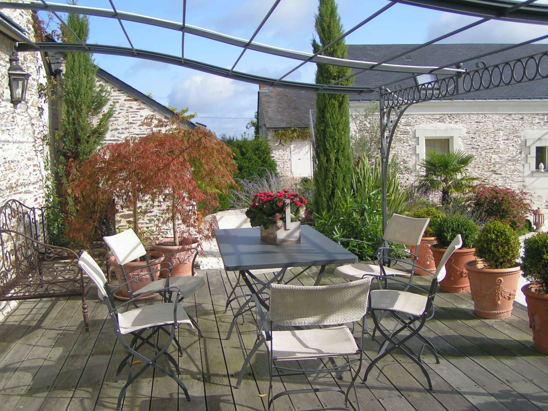 Terrasse en bois et pergolas forgée