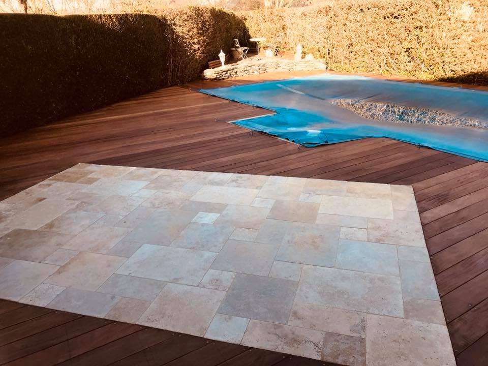 Terrasse bois exotique et travertin