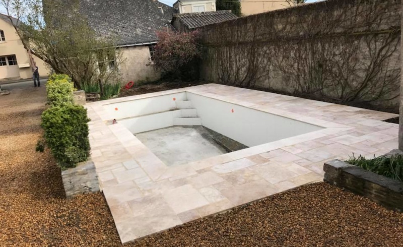 Terrasse de piscine en travertin mix opus