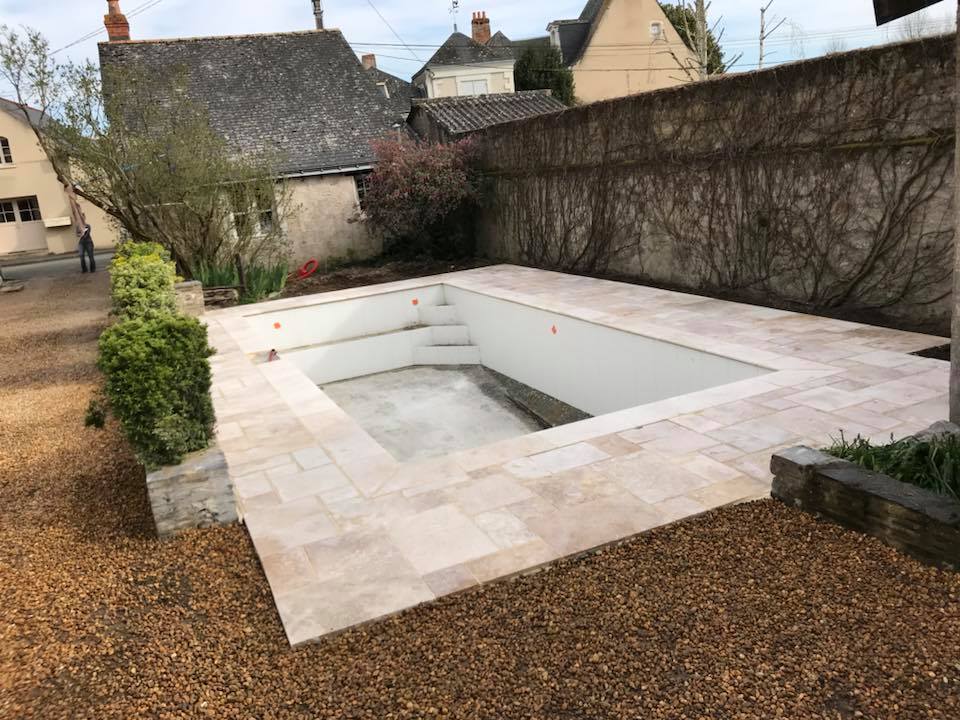 Terrasse de piscine en travertin mix opus