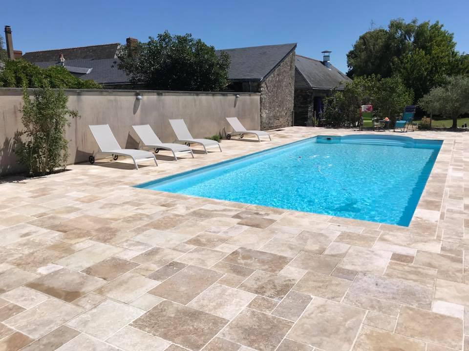 Terrasse de piscine en travertin opus
